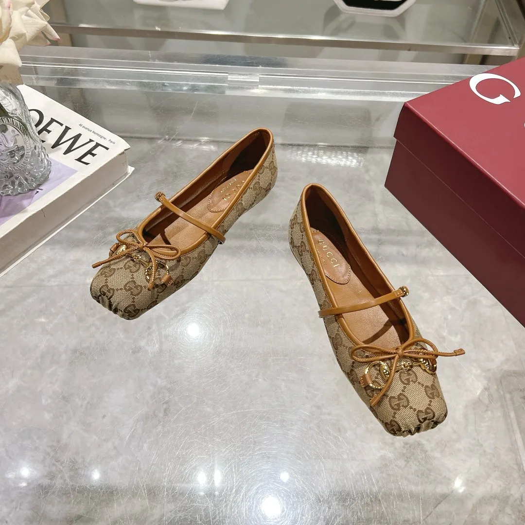 👟👟Ex-factory price 560👟👟 Gucci Horsebit series women's ballet flats. This iconic horsebit ballet flats features a square toe design and elegant bow details, paying tribute to the traditional ballet shoe style. This piece is crafted from Gucci ankh leather and embellished with a light gold-tone horsebit buckle. A 'sacchetto' construction with a soft, padded insole provides a great fit. ✅Size: 35-42 (customized for 40-42) ✅Sole material: Imported Italian genuine leather sole ✅Packaging: Brand new red box packaging